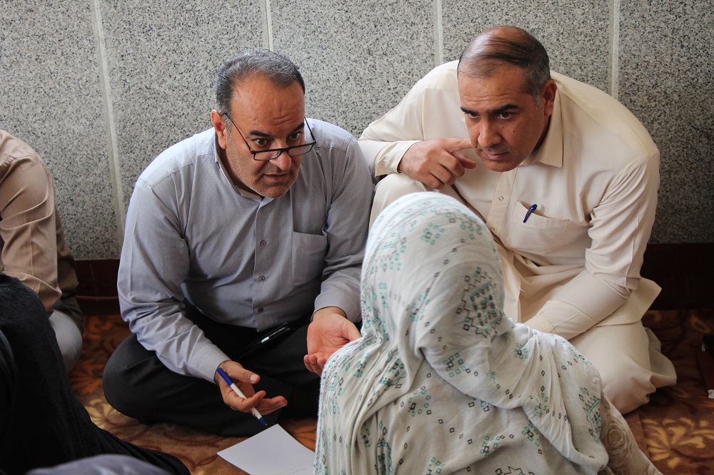 برپایی میز خدمت کمیته امداد در دشتیاری
